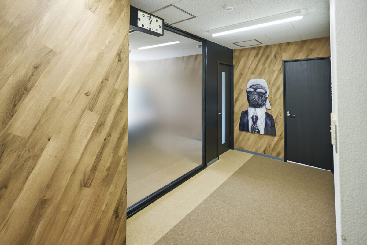 オフィス空間に“⼼地よさ”を仕込む｜アーティフィシャルグリーン施⼯アイデア集