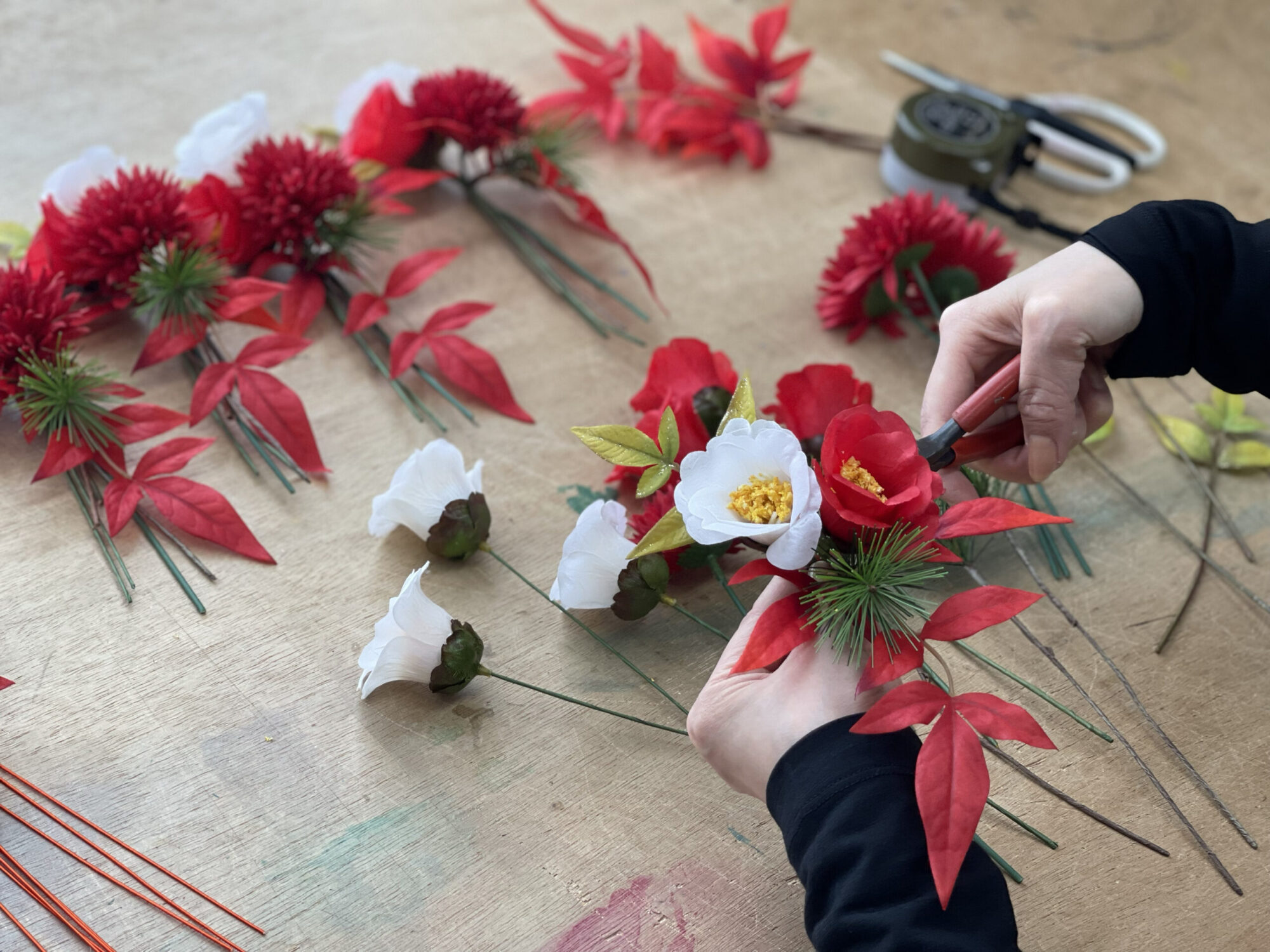 紅白のお正月飾り制作風景