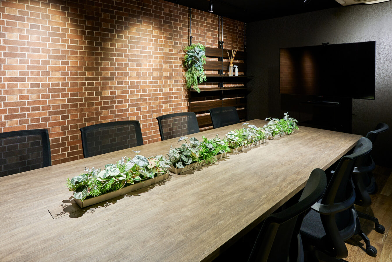 オフィスに設置された造花ブッシュ