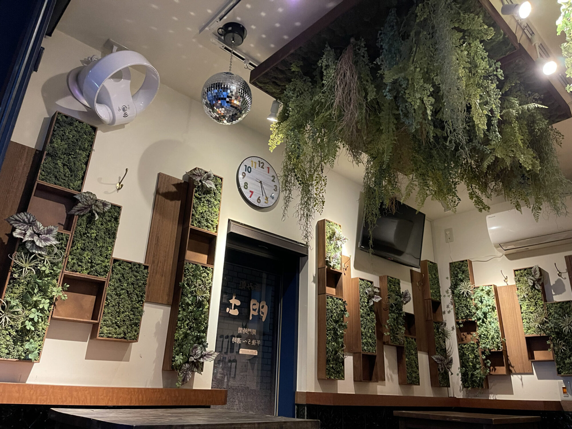 飲食店の造花グリーン装飾