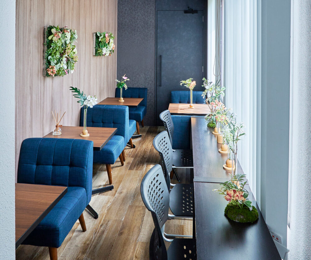 空間を彩る⼀輪挿しとグリーンウォール｜癒しのインテリア提案