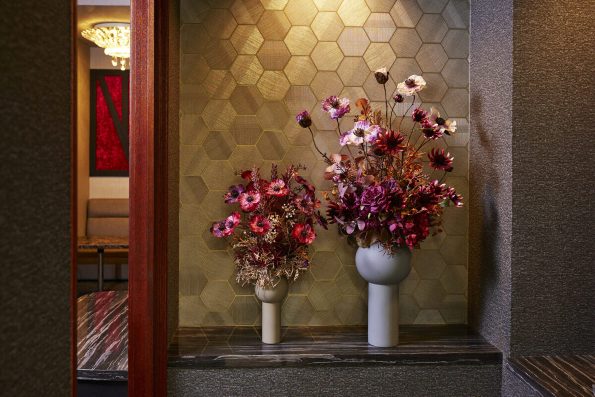 華やかな空間を演出するアーティフィシャルフラワー｜⾼級感あふれる店舗装飾