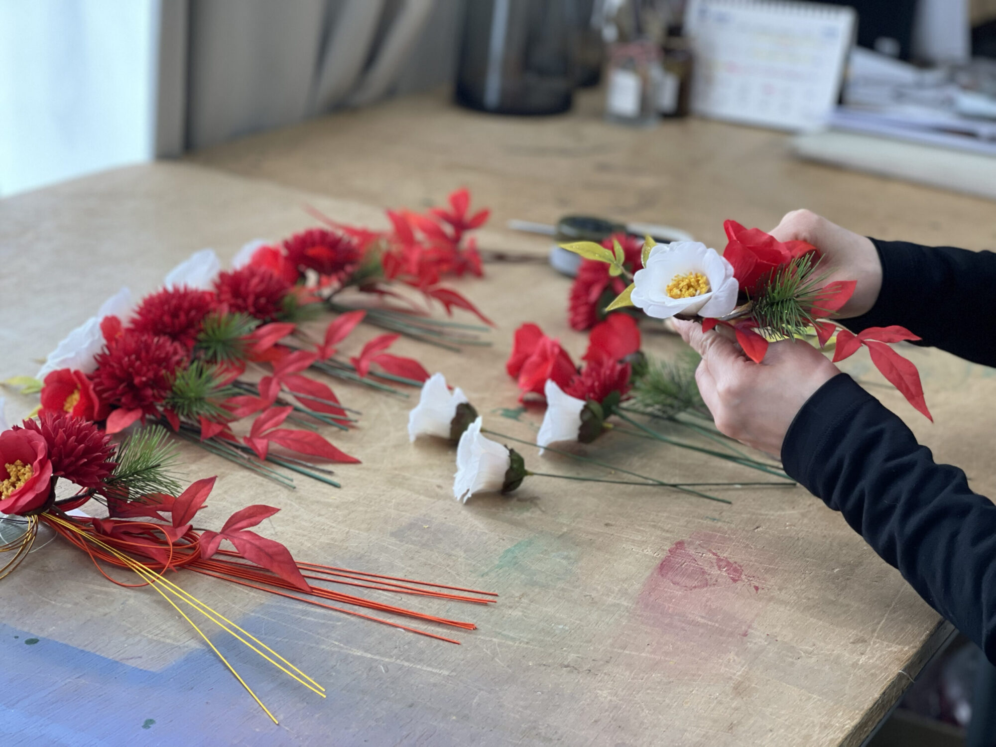紅白のお正月飾り制作風景