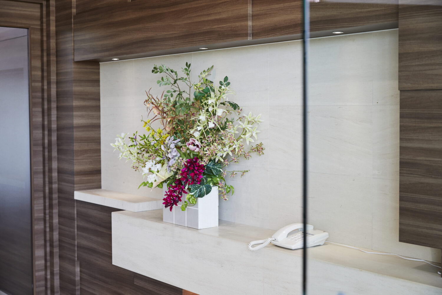 オフィスのエントランスに飾られたアーティフィシャルフラワーの装飾