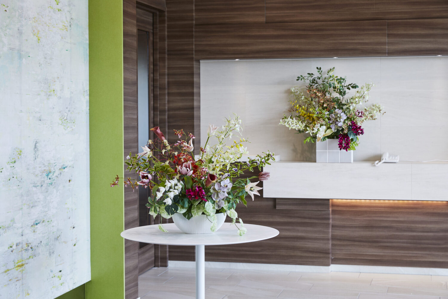 エントランスに“迎えの心”を添える｜アーティフィシャルフラワー演出