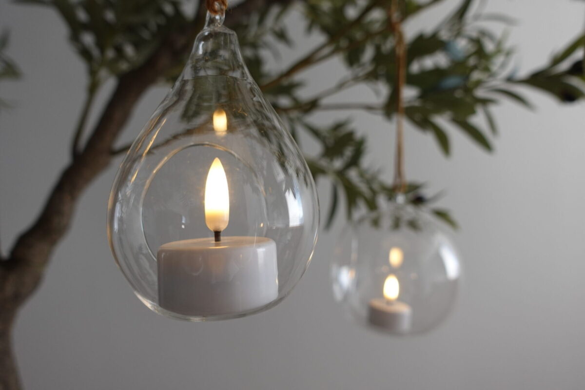 パトリアLEDキャンドルを入れたガラスの吊り下げキャンドルホルダー