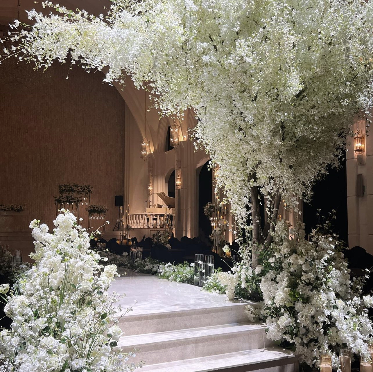 特別なシーンを美しく彩る｜アーティフィシャルフラワー×ウェディング装飾