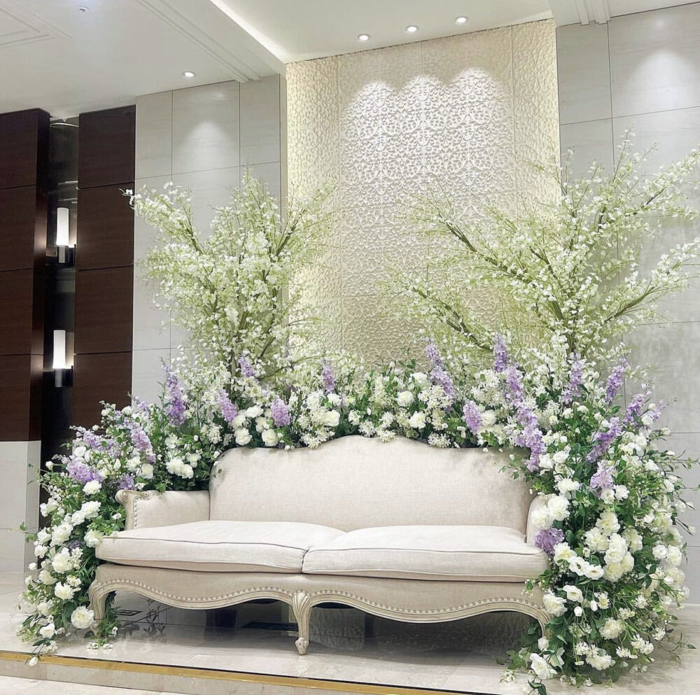 ブライダル向けソファ装飾に使用されているアーティフィシャルフラワー