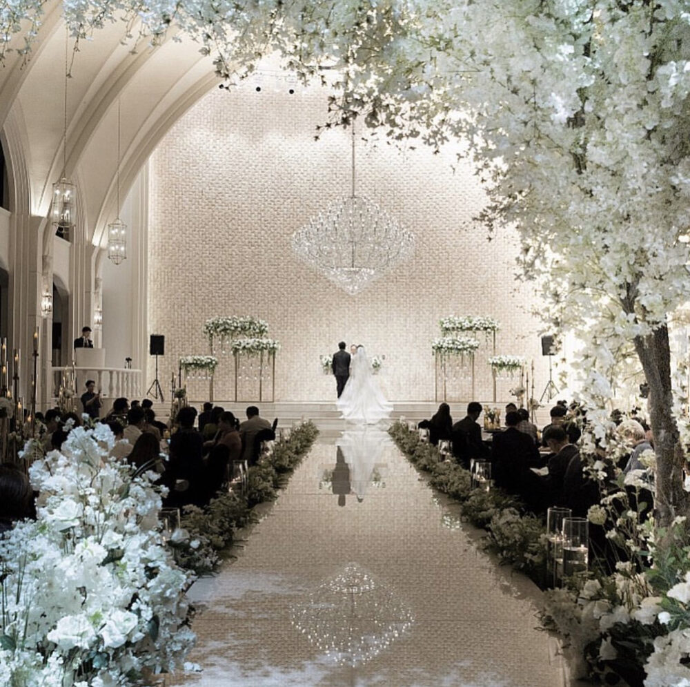 結婚式場の空間を彩る白いアーティフィシャルフラワー装飾