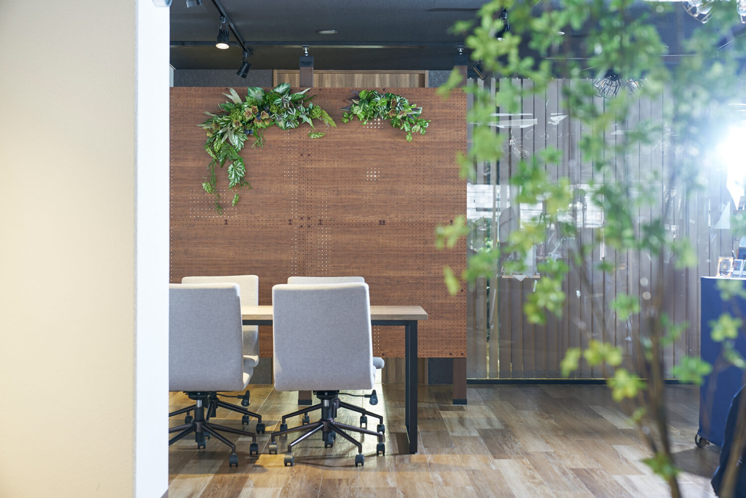 会話を引き出す空間づくり｜アーティフィシャルグリーン×商談スペース