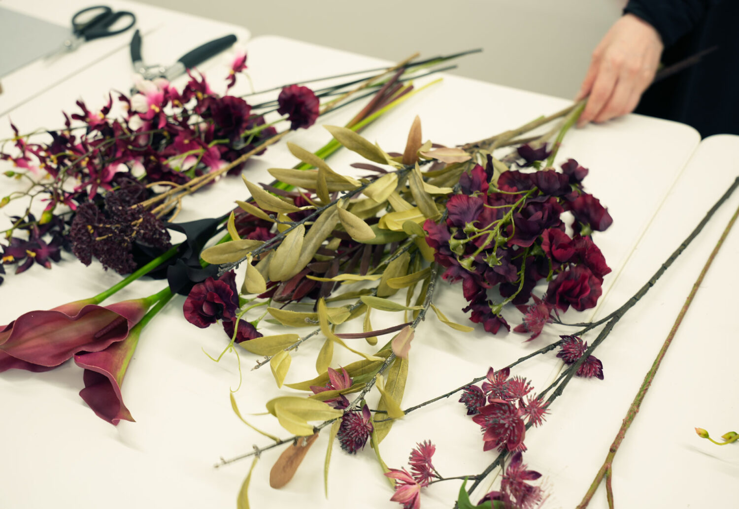 バーガンディ色のアーティフィシャルフラワー