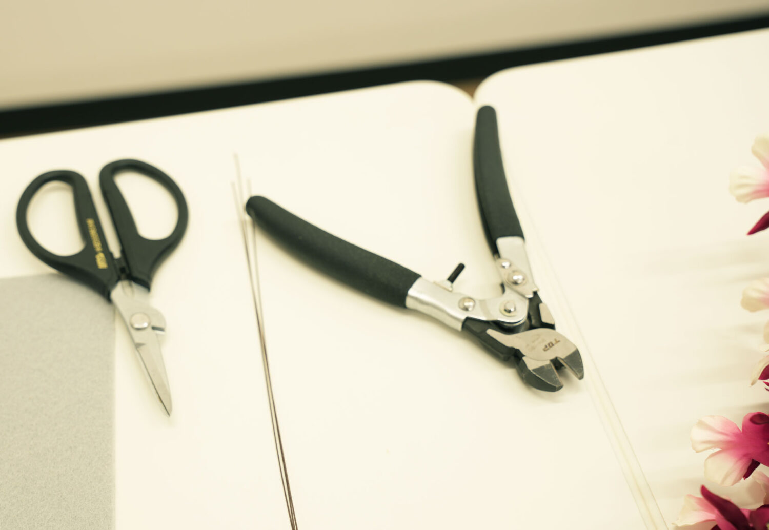 切りバサミと花切りのイメージ