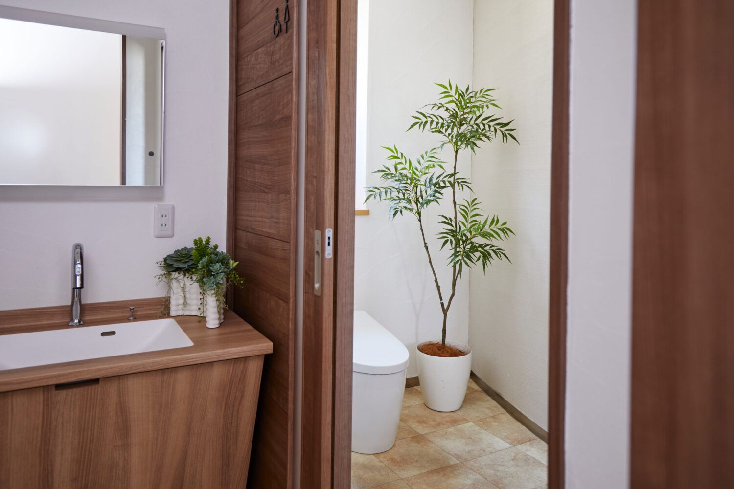 空間に“やさしさ”を添える演出力｜造花グリーン×パブリックスペース